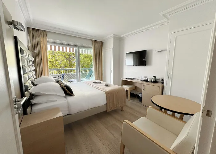 Victoria Hotel 4*